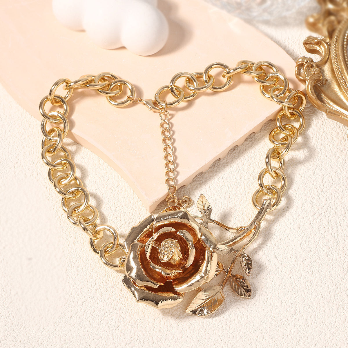 Klassinen Riipus ajattomalla viehätyksellä