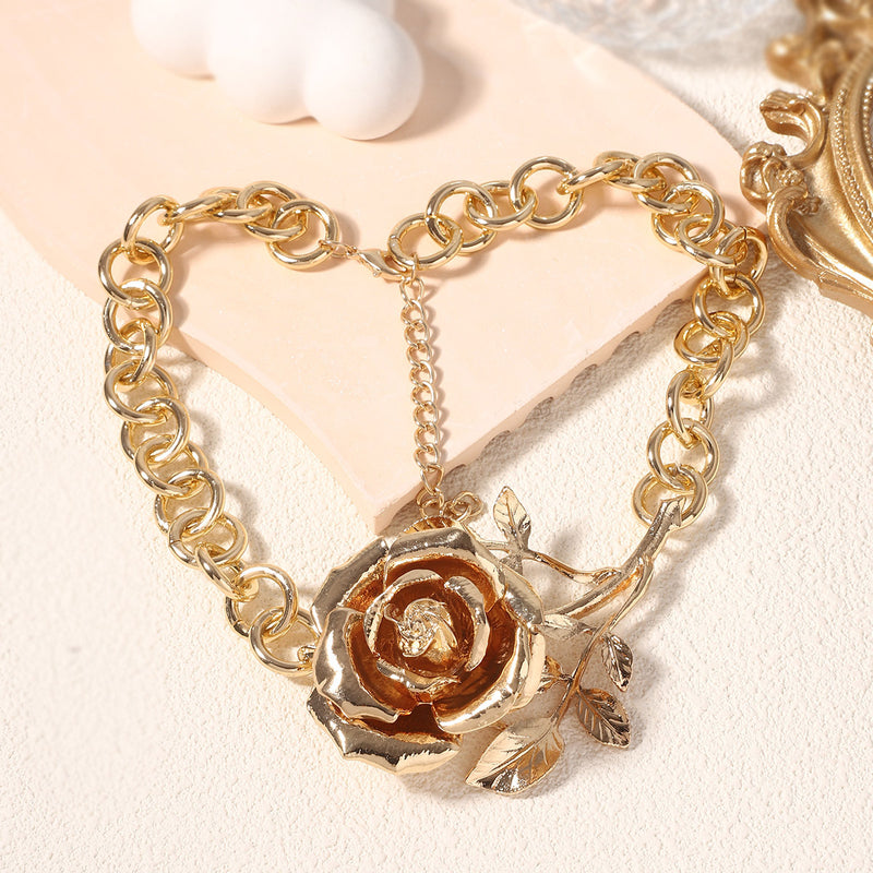 Klassinen Riipus ajattomalla viehätyksellä