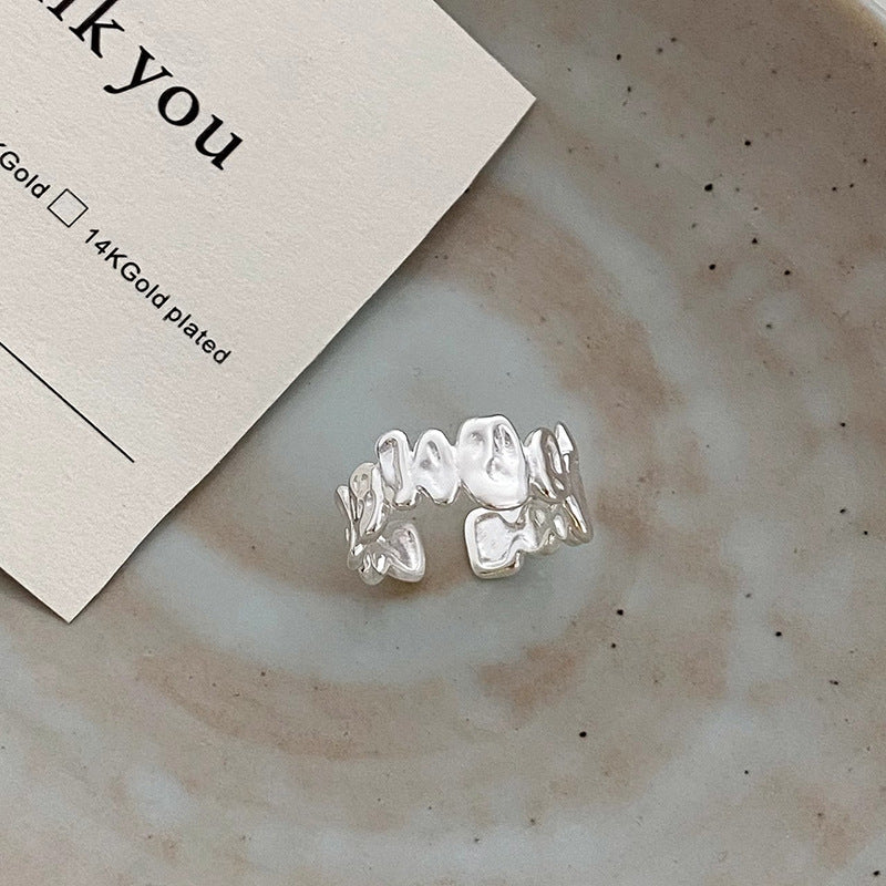 Klassinen Sormus ajattomalla viehätyksellä