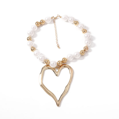 Klassinen Helmi Kaulakoru ajattomalla viehätyksellä