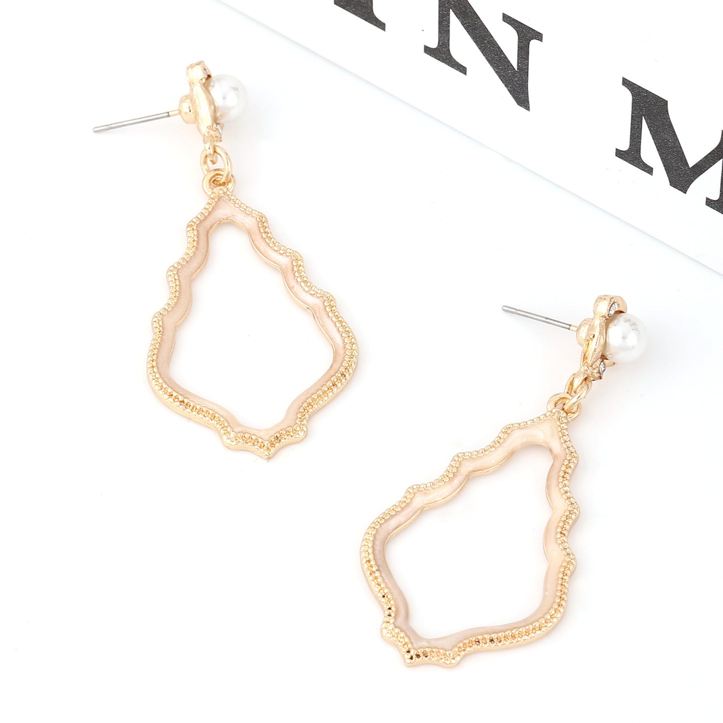 Kaunis Korvarengas ainutlaatuisella tyylillä