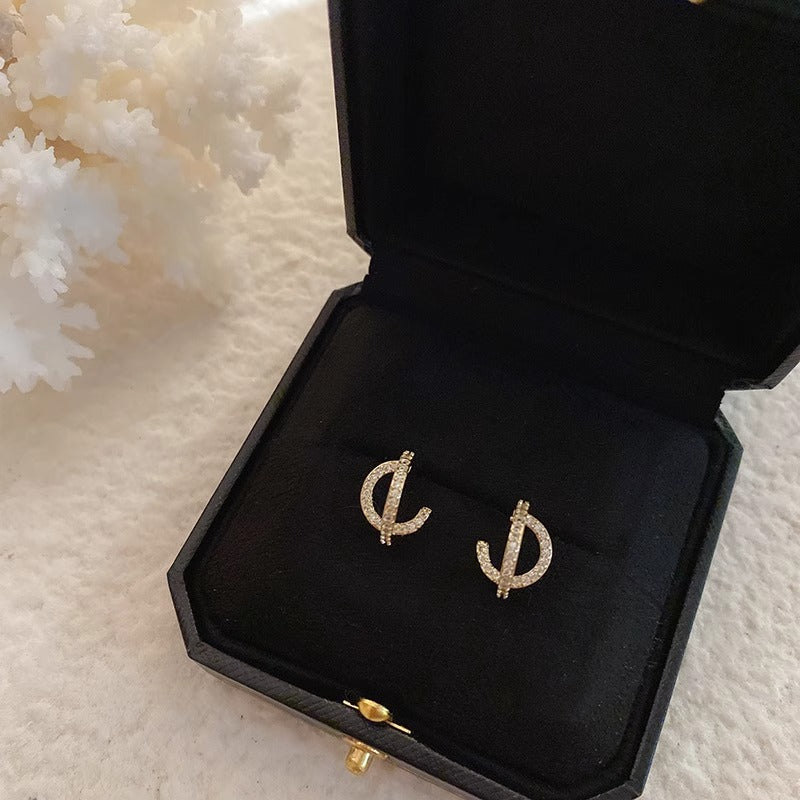 Kaunis Korvarengas ainutlaatuisella tyylillä