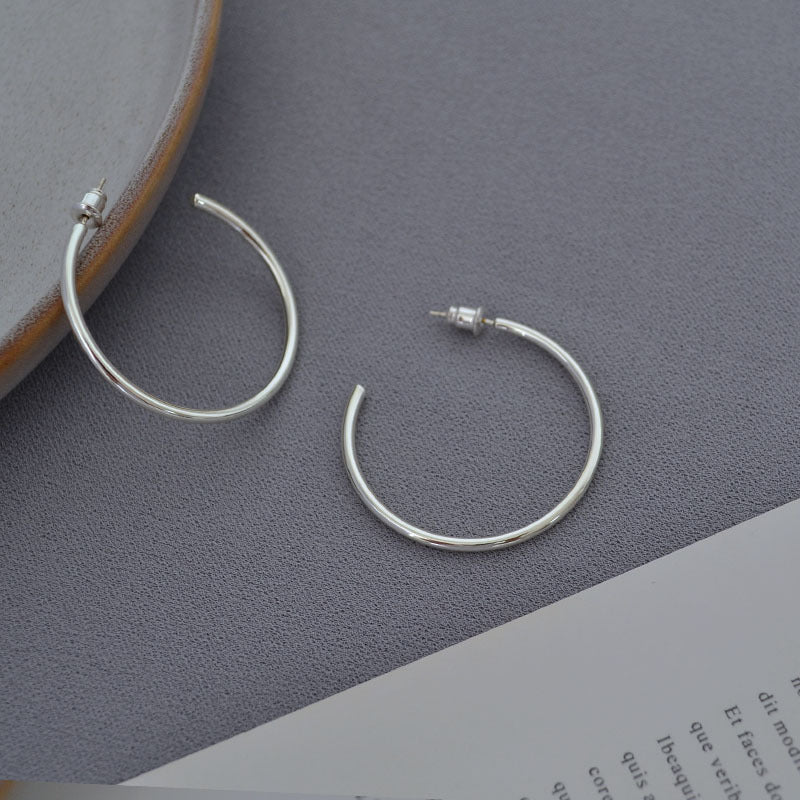 Klassinen Hopea Korvarengas ajattomalla viehätyksellä