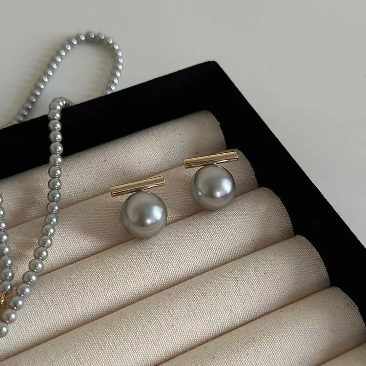 Kaunis Helmi Korvarengas ainutlaatuisella tyylillä