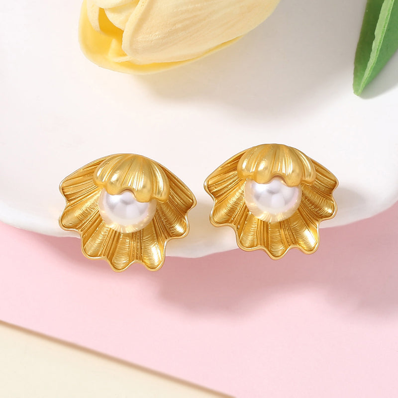 Kaunis Helmi Korvarengas ainutlaatuisella tyylillä