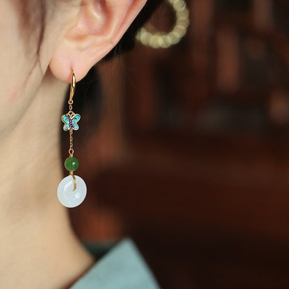 Klassinen Hopea Korvarengas ajattomalla viehätyksellä