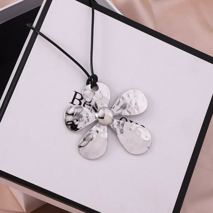 Hurmaava Kaulakoru jokaiseen tilaisuuteen