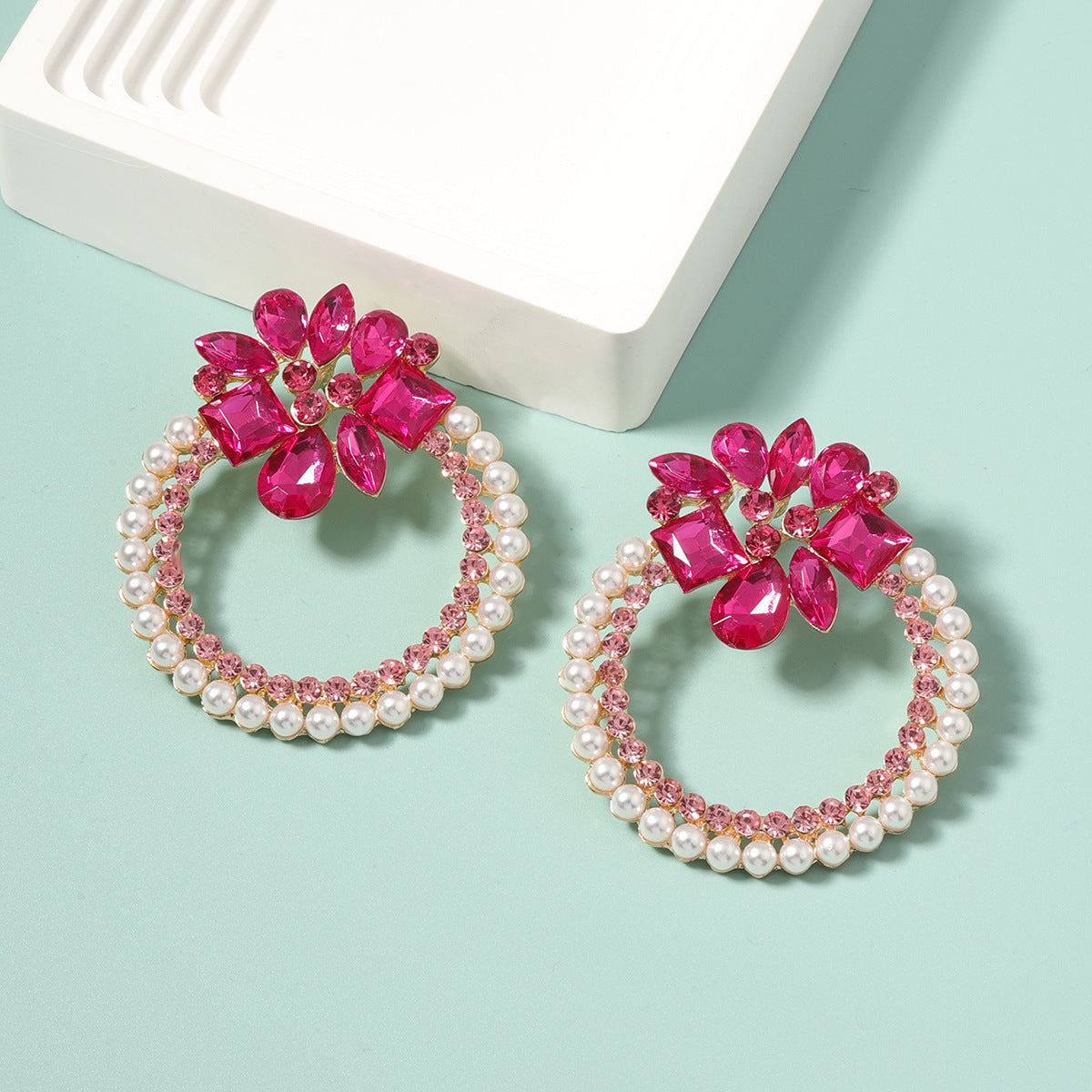 Hurmaava Helmi Korvarengas jokaiseen tilaisuuteen