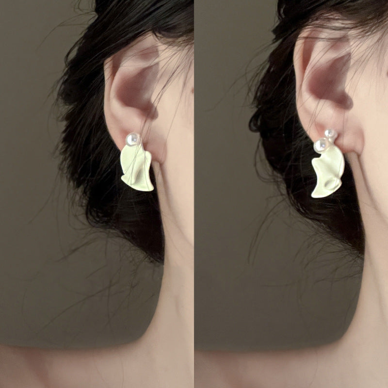 Kaunis Helmi Korvarengas ainutlaatuisella tyylillä