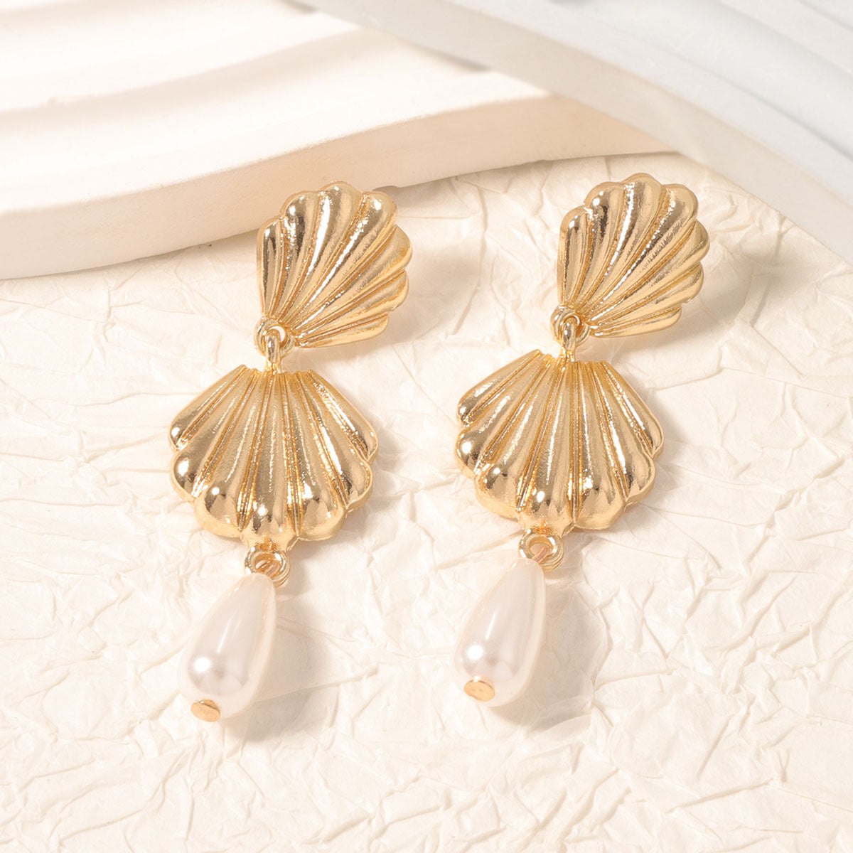 Klassinen Helmi Korvarengas ajattomalla viehätyksellä