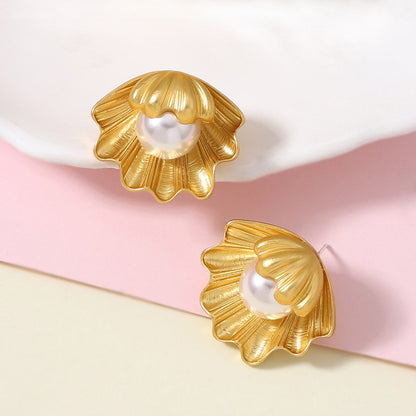 Kaunis Helmi Korvarengas ainutlaatuisella tyylillä