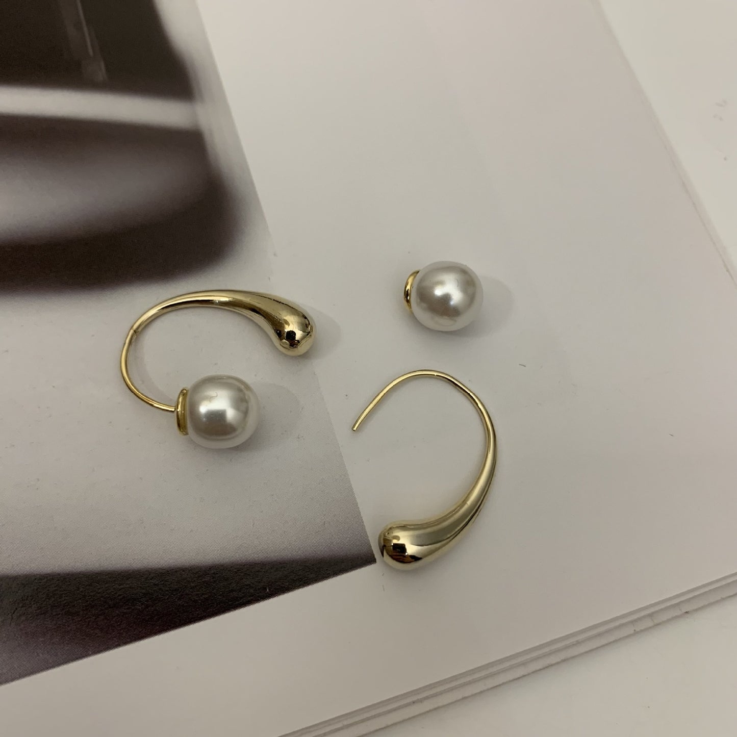 Kaunis Helmi Korvarengas ainutlaatuisella tyylillä