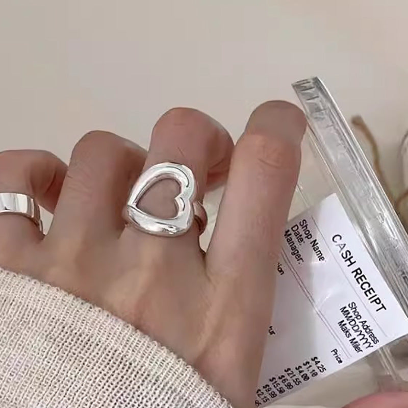 Klassinen Sormus ajattomalla viehätyksellä