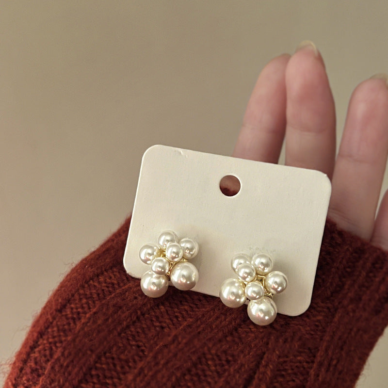 Kaunis Helmi Korvarengas ainutlaatuisella tyylillä