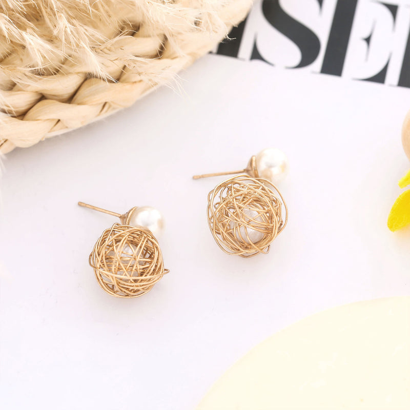 Klassinen Helmi Korvarengas ajattomalla viehätyksellä