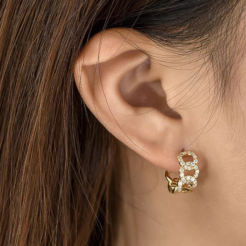 Kaunis Korvarengas ainutlaatuisella tyylillä