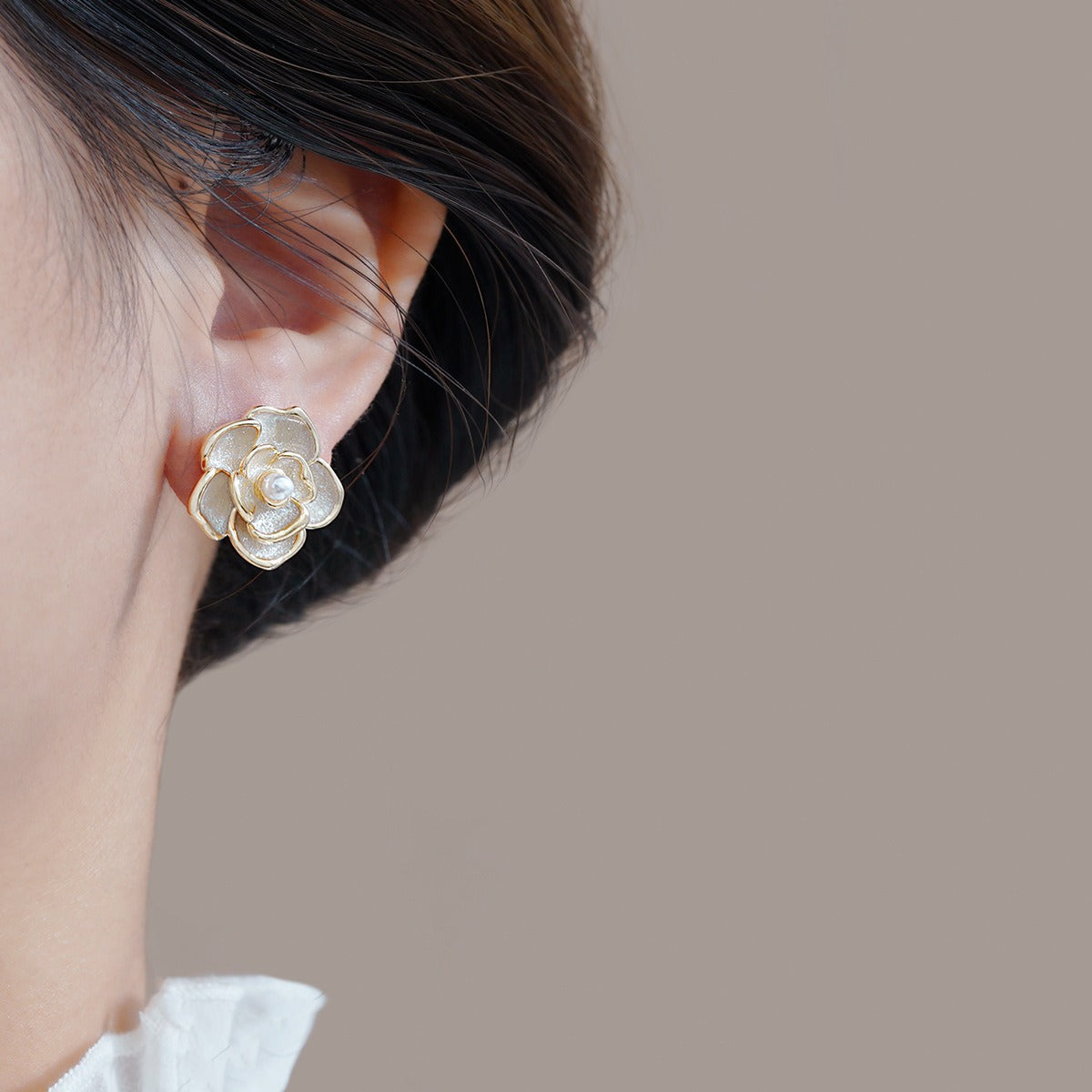 Klassinen Helmi Korvarengas ajattomalla viehätyksellä