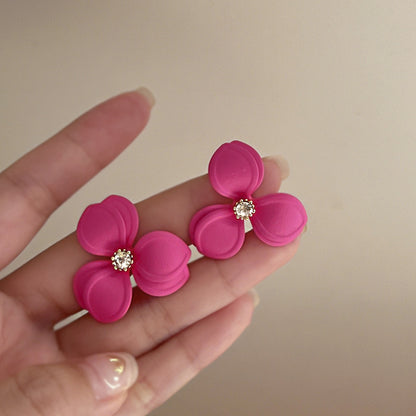 Kaunis Korvarengas ainutlaatuisella tyylillä