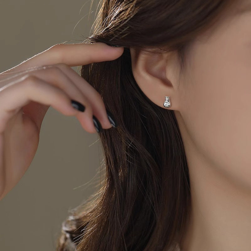 Kaunis Korvarengas ainutlaatuisella tyylillä