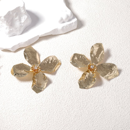 Kaunis Korvarengas ainutlaatuisella tyylillä