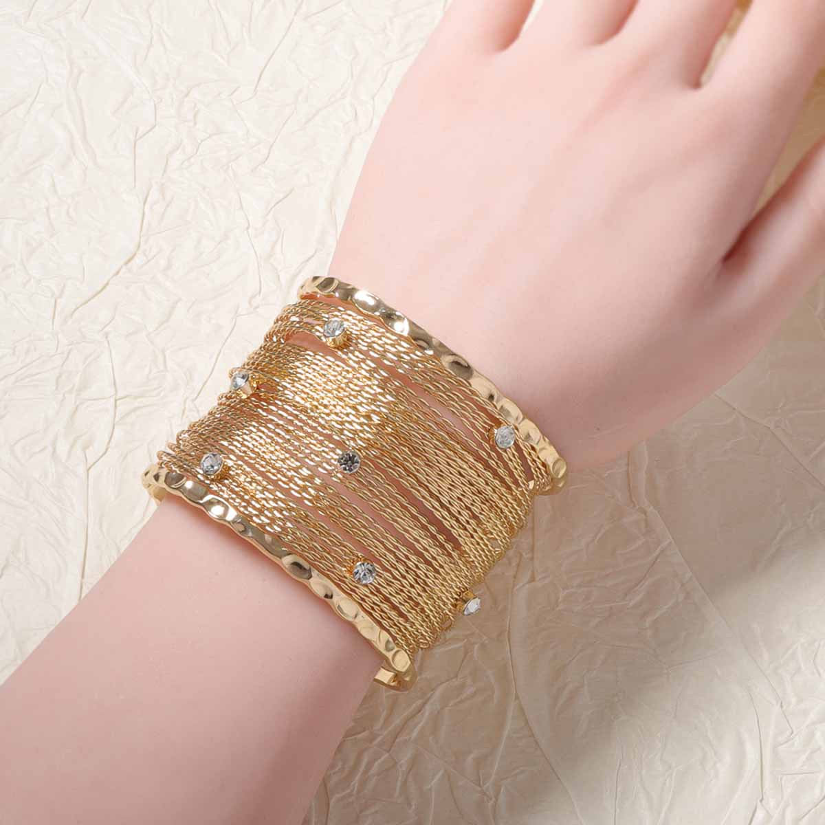 Klassinen Rannekoru ajattomalla viehätyksellä