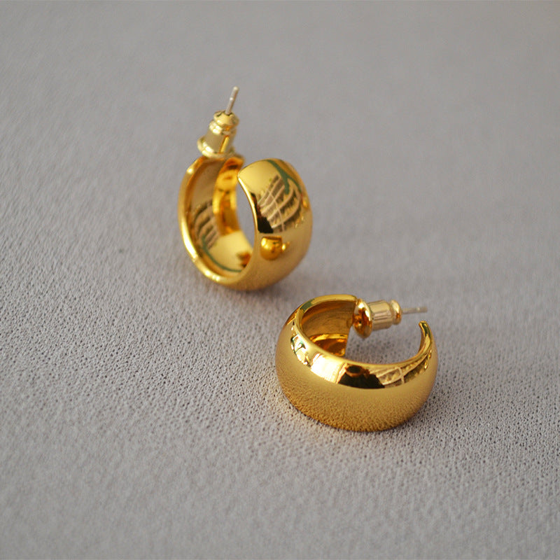 Klassinen Hopea Korvarengas ajattomalla viehätyksellä