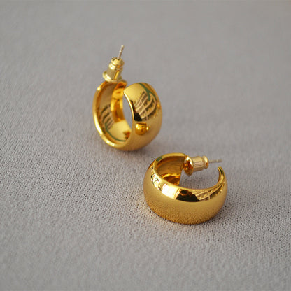 Klassinen Hopea Korvarengas ajattomalla viehätyksellä