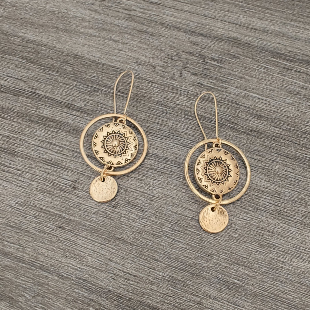 Klassinen Sormus ajattomalla viehätyksellä