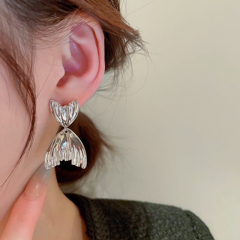 Kaunis Hopea Korvarengas ainutlaatuisella tyylillä