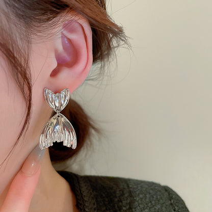 Kaunis Hopea Korvarengas ainutlaatuisella tyylillä