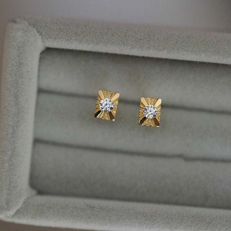 Kaunis Korvarengas ainutlaatuisella tyylillä