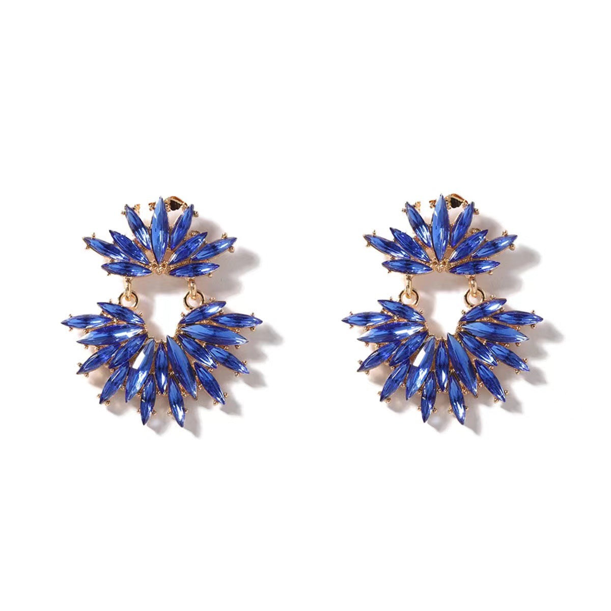 Kaunis Korvarengas ainutlaatuisella tyylillä