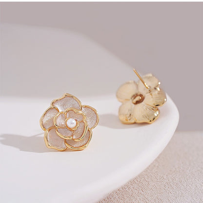 Klassinen Helmi Korvarengas ajattomalla viehätyksellä