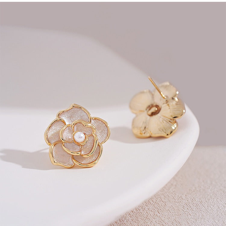 Klassinen Helmi Korvarengas ajattomalla viehätyksellä