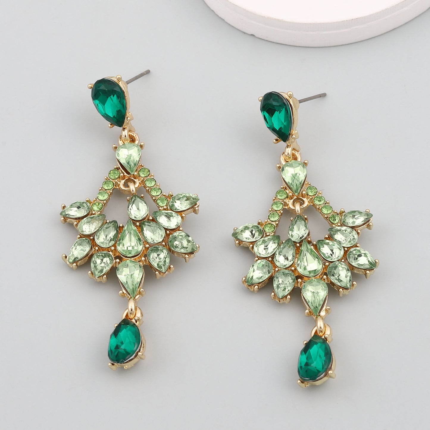 Kaunis Korvarengas ainutlaatuisella tyylillä