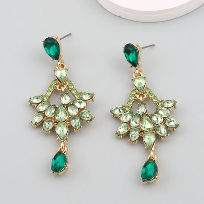 Kaunis Korvarengas ainutlaatuisella tyylillä