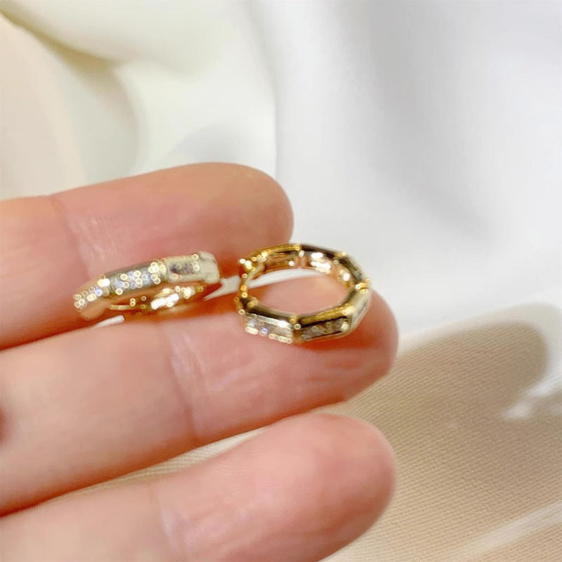 Kaunis Korvarengas ainutlaatuisella tyylillä