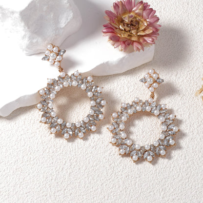 Klassinen Helmi Korvarengas ajattomalla viehätyksellä