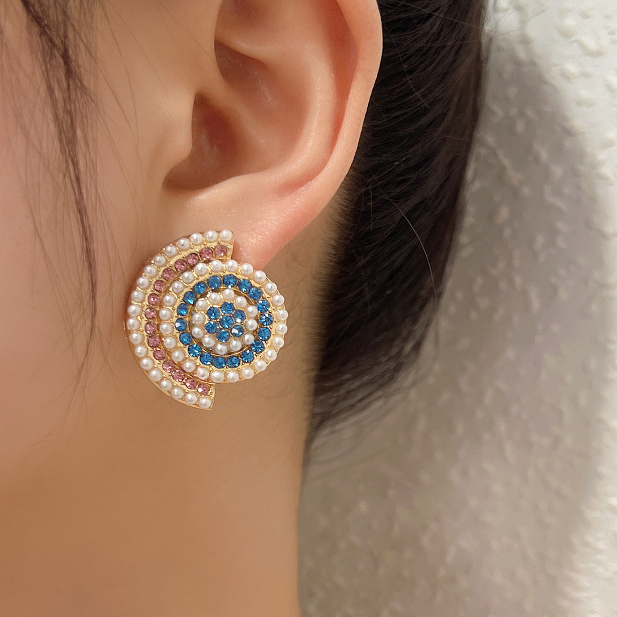 Klassinen Helmi Korvarengas ajattomalla viehätyksellä