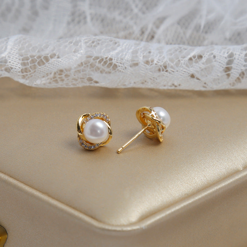 Kaunis Helmi Korvarengas ainutlaatuisella tyylillä