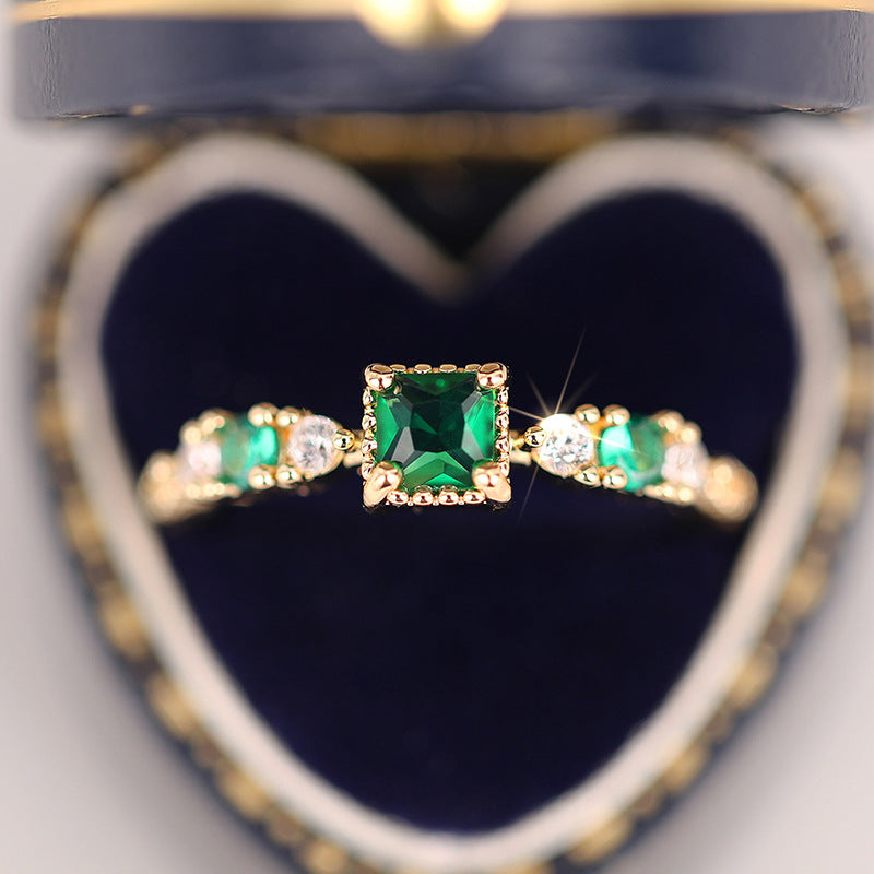 Hurmaava Sormus jokaiseen tilaisuuteen