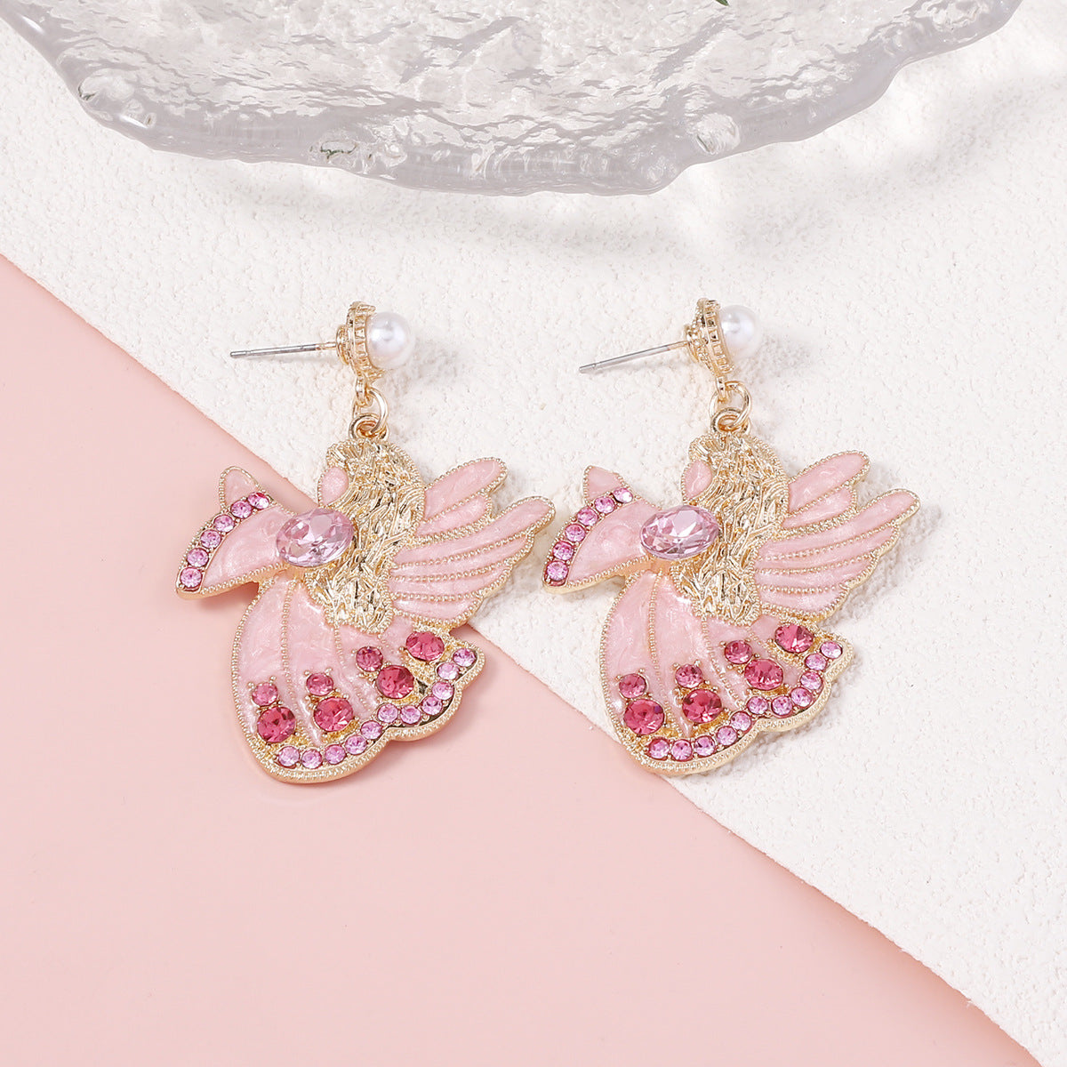 Klassinen Helmi Korvarengas ajattomalla viehätyksellä