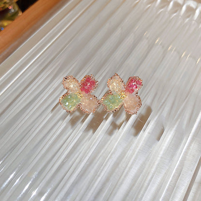 Kaunis Korvarengas ainutlaatuisella tyylillä