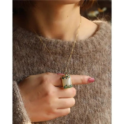 Klassinen Kaulakoru ajattomalla viehätyksellä