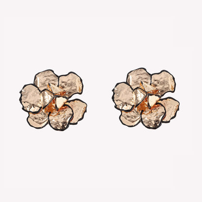 Kaunis Korvarengas ainutlaatuisella tyylillä