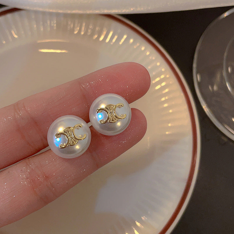 Kaunis Helmi Korvarengas ainutlaatuisella tyylillä