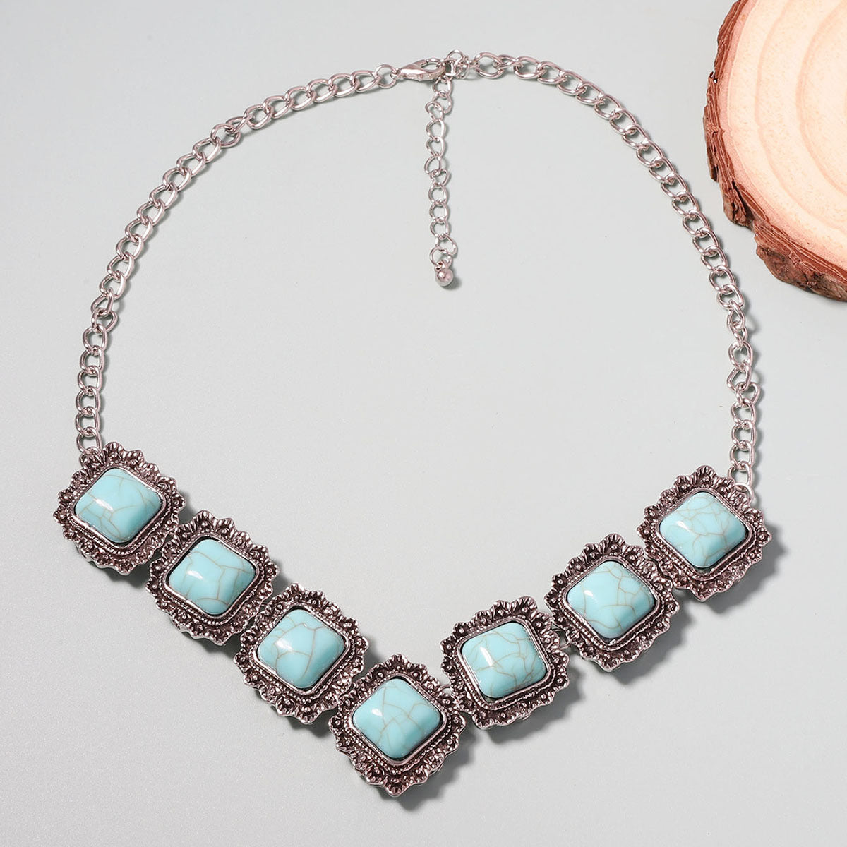 Kaunis Korvarengas ainutlaatuisella tyylillä