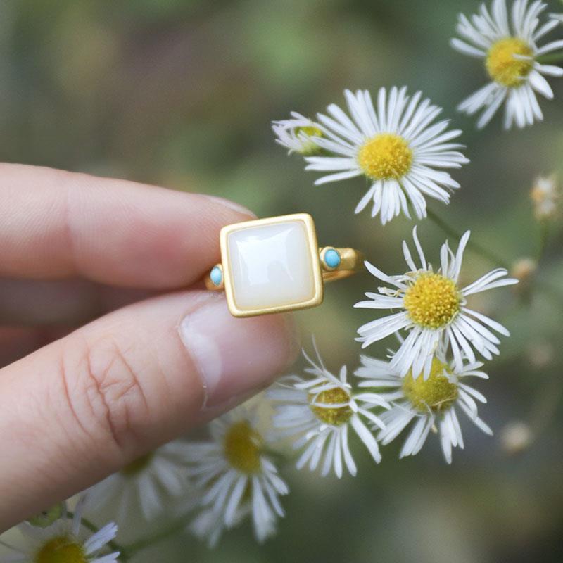 Romanttinen Kulta Sormus erityisiin hetkiin