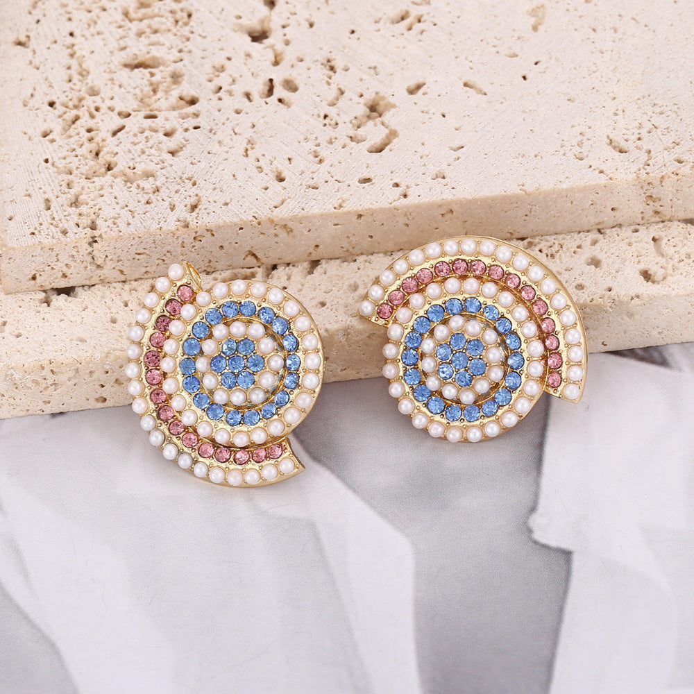 Klassinen Helmi Korvarengas ajattomalla viehätyksellä