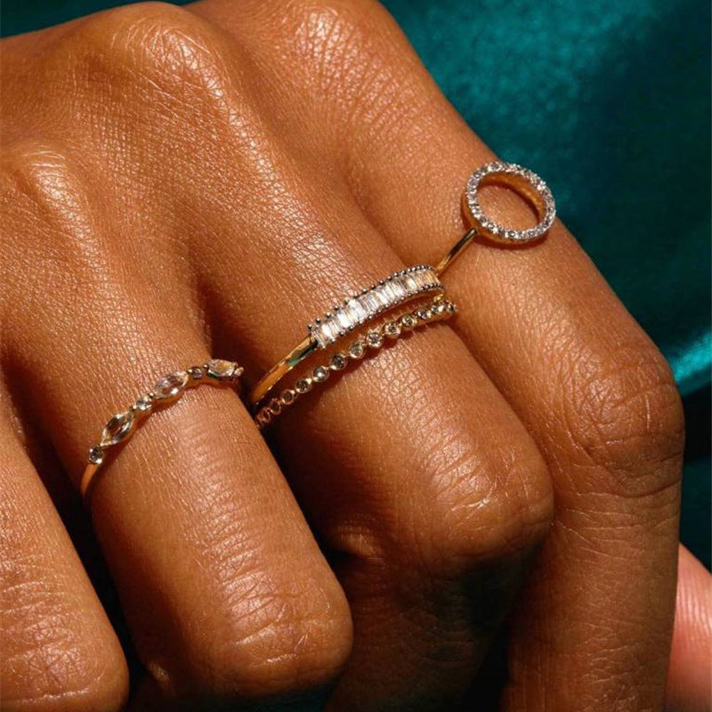 Klassinen Hopea Sormus ajattomalla viehätyksellä